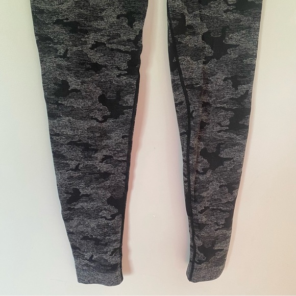 Gymshark Gray Camo Leggings High-Waist Stretch Compression Size Medium - Picture 5 of 9